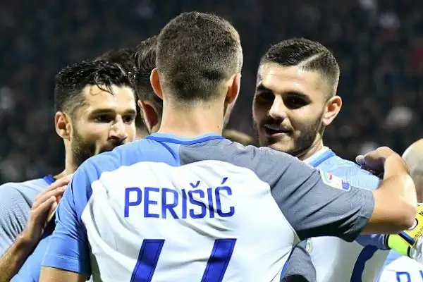 C'è la firma del solito Mauro Icardi sulla vittoria per 3-1 dell'Inter a Cagliari che proietta i nerazzurri almeno per una notte in vetta alla classifica.