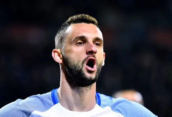 C'è la firma del solito Mauro Icardi sulla vittoria per 3-1 dell'Inter a Cagliari che proietta i nerazzurri almeno per una notte in vetta alla classifica.
