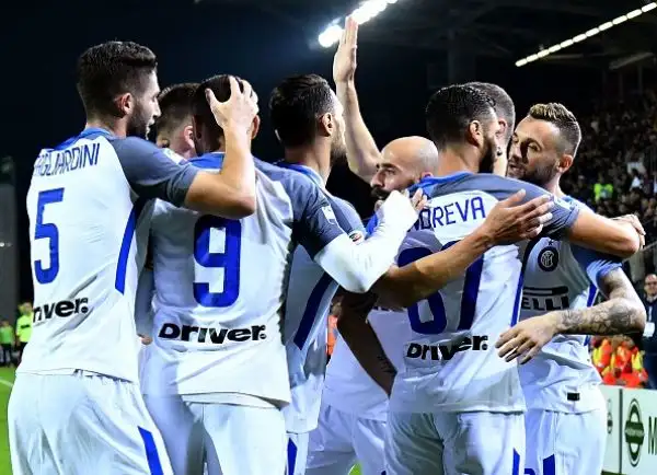 C'è la firma del solito Mauro Icardi sulla vittoria per 3-1 dell'Inter a Cagliari che proietta i nerazzurri almeno per una notte in vetta alla classifica.