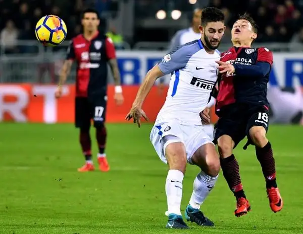 C'è la firma del solito Mauro Icardi sulla vittoria per 3-1 dell'Inter a Cagliari che proietta i nerazzurri almeno per una notte in vetta alla classifica.