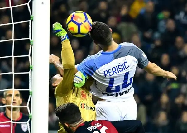 C'è la firma del solito Mauro Icardi sulla vittoria per 3-1 dell'Inter a Cagliari che proietta i nerazzurri almeno per una notte in vetta alla classifica.