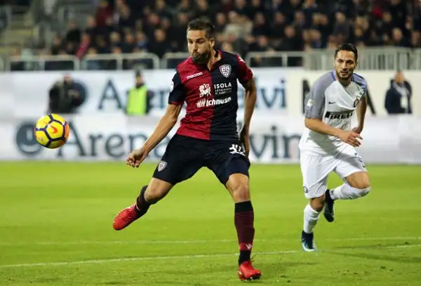 C'è la firma del solito Mauro Icardi sulla vittoria per 3-1 dell'Inter a Cagliari che proietta i nerazzurri almeno per una notte in vetta alla classifica.