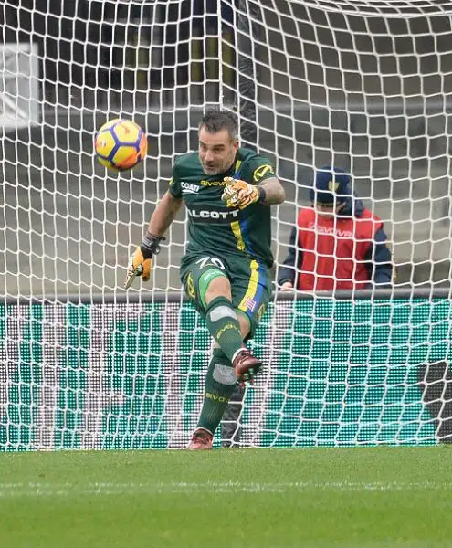 Frenata inattesa per la capolista, bloccata a Verona dal Chievo e dalla stanchezza.