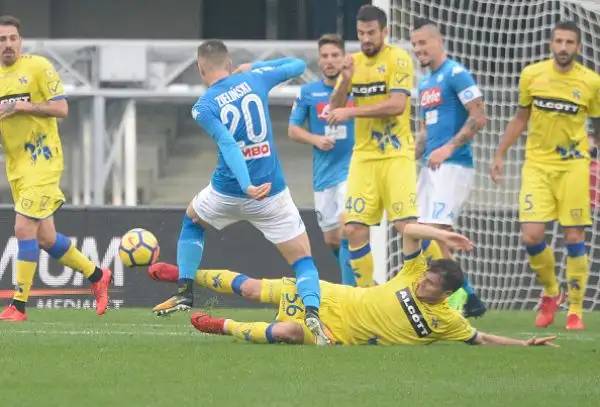 Frenata inattesa per la capolista, bloccata a Verona dal Chievo e dalla stanchezza.
