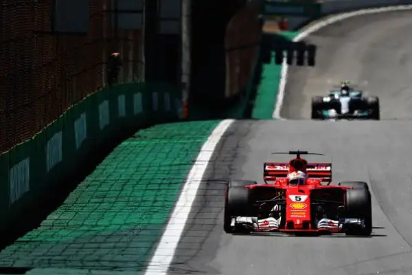 l titoli piloti e costruttori sono già stati assegnati, ma i protagonisti del Mondiale 2017, Lewis Hamilton e Sebastian Vettel, si sono dati battaglia anche nel penultimo Gran Premio della stagione. 