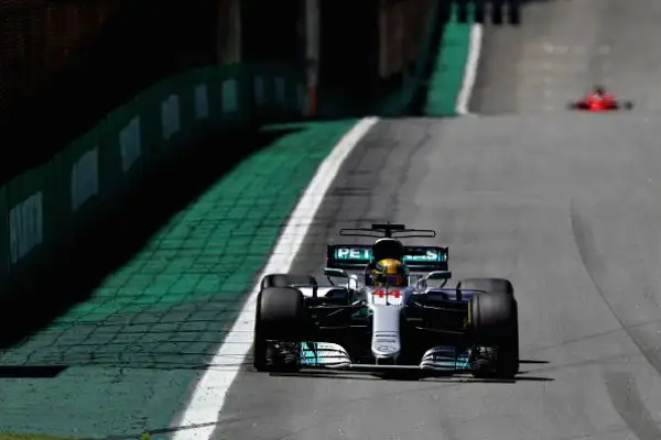 l titoli piloti e costruttori sono già stati assegnati, ma i protagonisti del Mondiale 2017, Lewis Hamilton e Sebastian Vettel, si sono dati battaglia anche nel penultimo Gran Premio della stagione. 