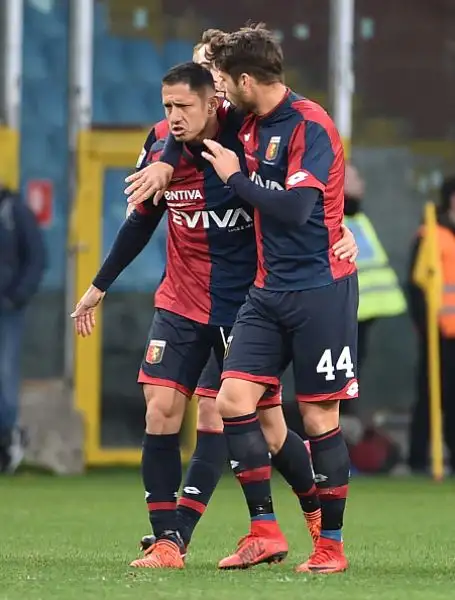 Al Ferraris El Shaarawy risponde Lapadula su rigore assegnato per una follia di De Rossi, che rifila uno schiaffone all'italoperuviano in area e viene espulso. Roma a -7 dalla vetta.