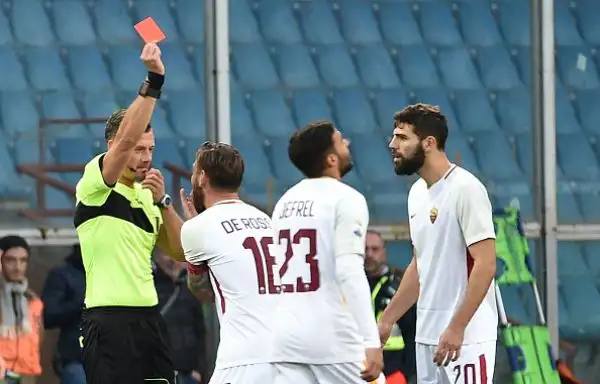 Al Ferraris El Shaarawy risponde Lapadula su rigore assegnato per una follia di De Rossi, che rifila uno schiaffone all'italoperuviano in area e viene espulso. Roma a -7 dalla vetta.