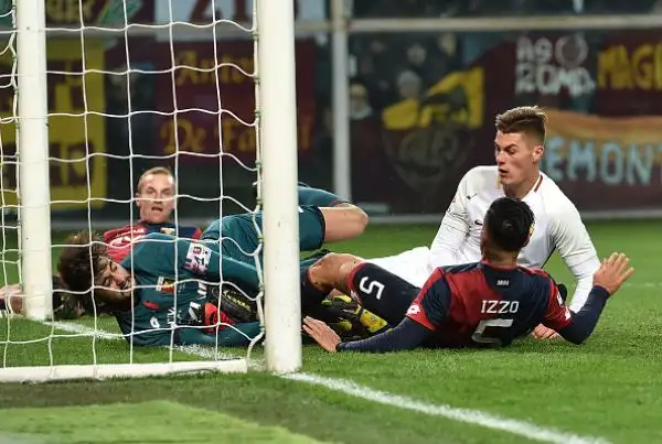 Al Ferraris El Shaarawy risponde Lapadula su rigore assegnato per una follia di De Rossi, che rifila uno schiaffone all'italoperuviano in area e viene espulso. Roma a -7 dalla vetta.