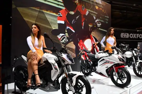 Donne e motori, spettacolo a Milano per la 75° Esposizione Internazionale Ciclo e Motociclo.