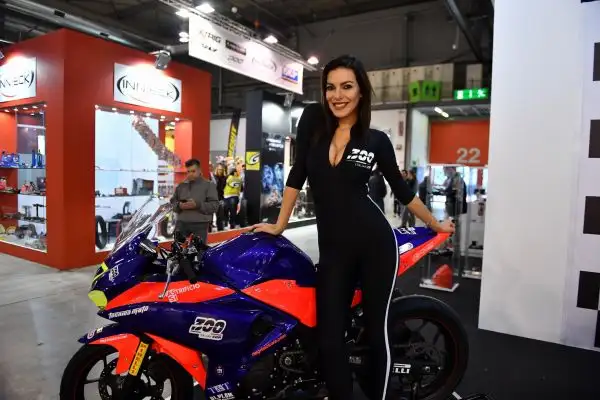 Donne e motori, spettacolo a Milano per la 75° Esposizione Internazionale Ciclo e Motociclo.