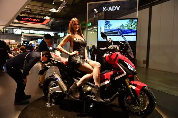 Donne e motori, spettacolo a Milano per la 75° Esposizione Internazionale Ciclo e Motociclo.