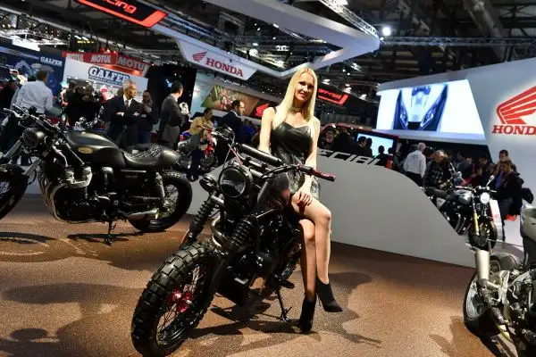 Donne e motori, spettacolo a Milano per la 75° Esposizione Internazionale Ciclo e Motociclo.