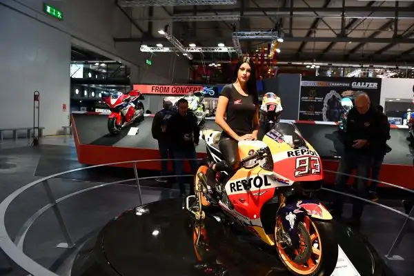 Donne e motori, spettacolo a Milano per la 75° Esposizione Internazionale Ciclo e Motociclo.