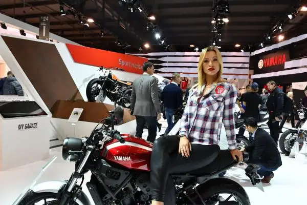 Donne e motori, spettacolo a Milano per la 75° Esposizione Internazionale Ciclo e Motociclo.