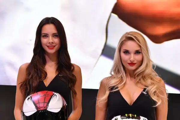Donne e motori, spettacolo a Milano per la 75° Esposizione Internazionale Ciclo e Motociclo.