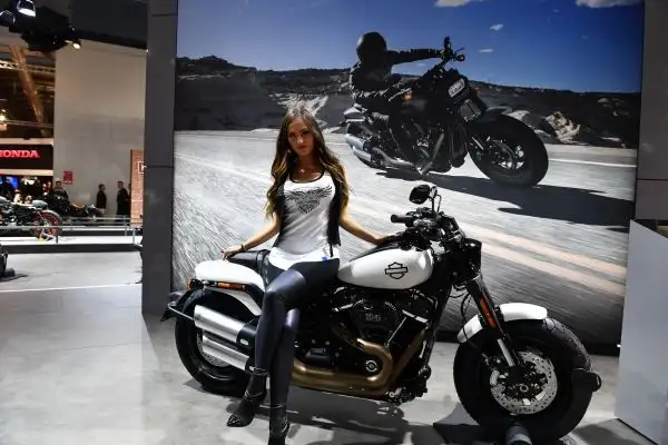 Donne e motori, spettacolo a Milano per la 75° Esposizione Internazionale Ciclo e Motociclo.