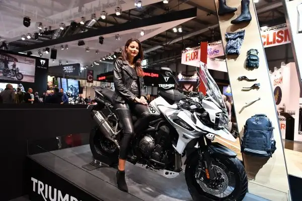 Donne e motori, spettacolo a Milano per la 75° Esposizione Internazionale Ciclo e Motociclo.