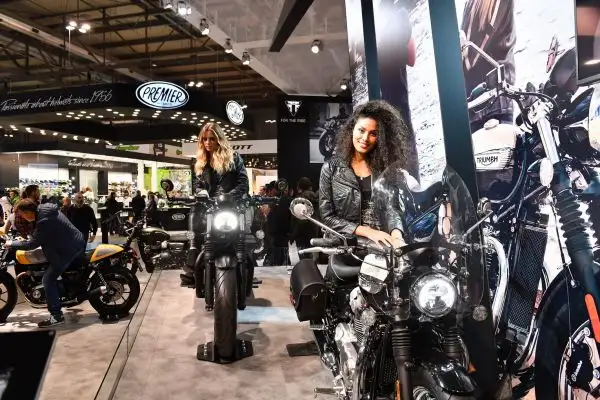 Donne e motori, spettacolo a Milano per la 75° Esposizione Internazionale Ciclo e Motociclo.