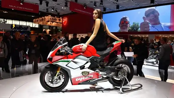 Donne e motori, spettacolo a Milano per la 75° Esposizione Internazionale Ciclo e Motociclo.