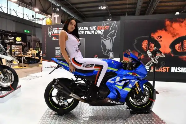 Donne e motori, spettacolo a Milano per la 75° Esposizione Internazionale Ciclo e Motociclo.