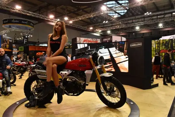 Donne e motori, spettacolo a Milano per la 75° Esposizione Internazionale Ciclo e Motociclo.