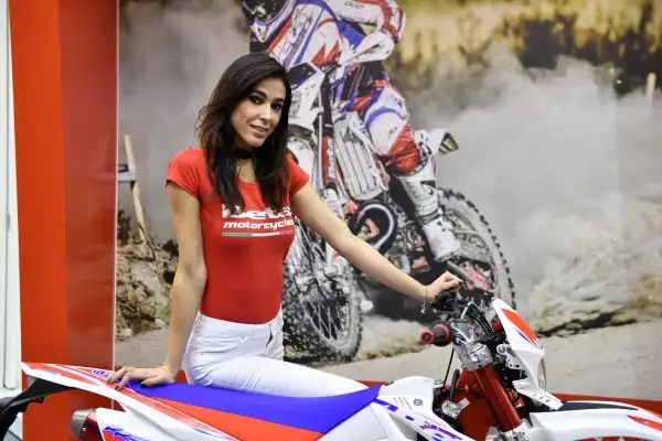 Donne e motori, spettacolo a Milano per la 75° Esposizione Internazionale Ciclo e Motociclo.
