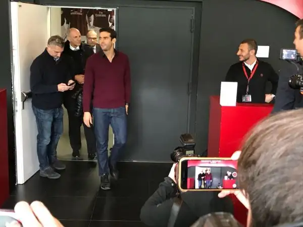 L'ex Pallone d'Oro, accompagnato dal papà Bosco Leite, ha incontrato i dirigenti rossoneri nella sede del club.