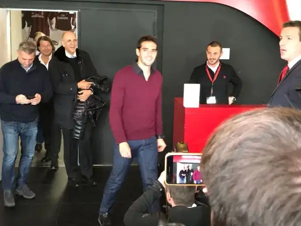 L'ex Pallone d'Oro, accompagnato dal papà Bosco Leite, ha incontrato i dirigenti rossoneri nella sede del club.