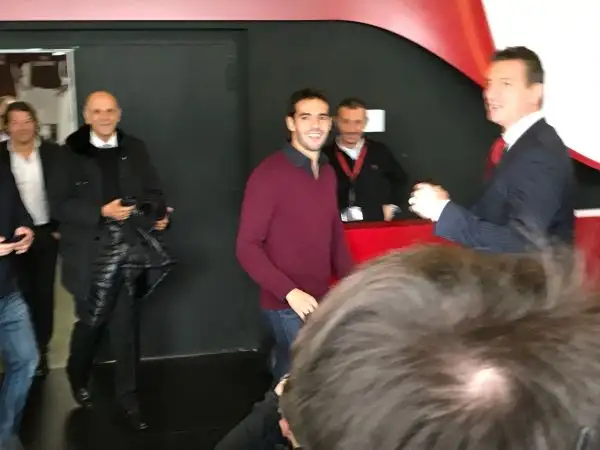 L'ex Pallone d'Oro, accompagnato dal papà Bosco Leite, ha incontrato i dirigenti rossoneri nella sede del club.