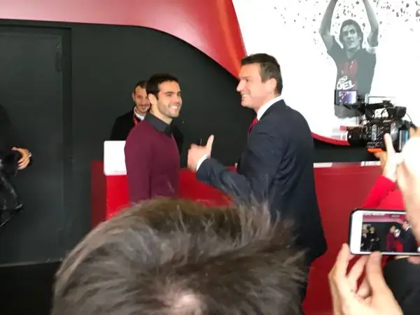 L'ex Pallone d'Oro, accompagnato dal papà Bosco Leite, ha incontrato i dirigenti rossoneri nella sede del club.