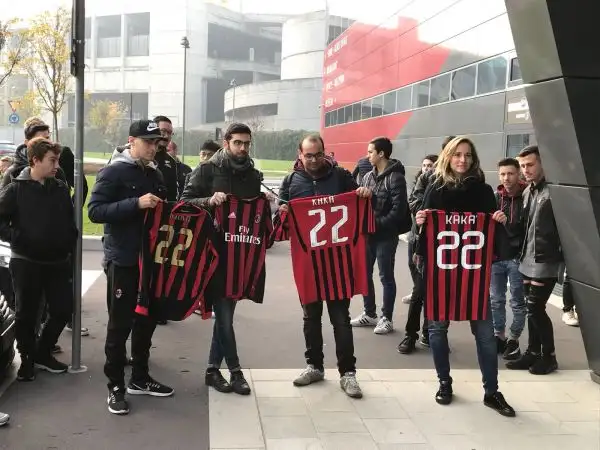 L'ex Pallone d'Oro, accompagnato dal papà Bosco Leite, ha incontrato i dirigenti rossoneri nella sede del club.