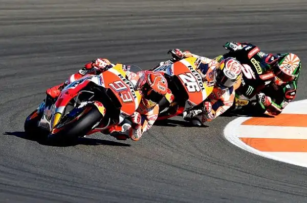 Marquez ha vinto per la sesta volta in carriera il Mondiale. Il centauro della Honda, al termine di una corsa pazzesca in cui rimane miracolosamente in piedi dopo una scivolata, chiude al terzo posto.