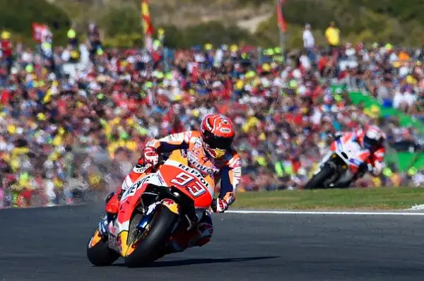 Marquez ha vinto per la sesta volta in carriera il Mondiale. Il centauro della Honda, al termine di una corsa pazzesca in cui rimane miracolosamente in piedi dopo una scivolata, chiude al terzo posto.