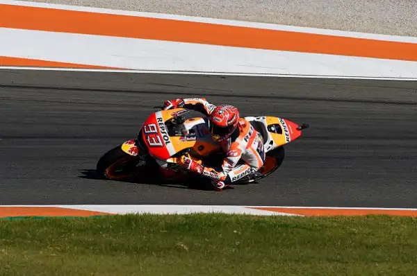 Marquez ha vinto per la sesta volta in carriera il Mondiale. Il centauro della Honda, al termine di una corsa pazzesca in cui rimane miracolosamente in piedi dopo una scivolata, chiude al terzo posto.