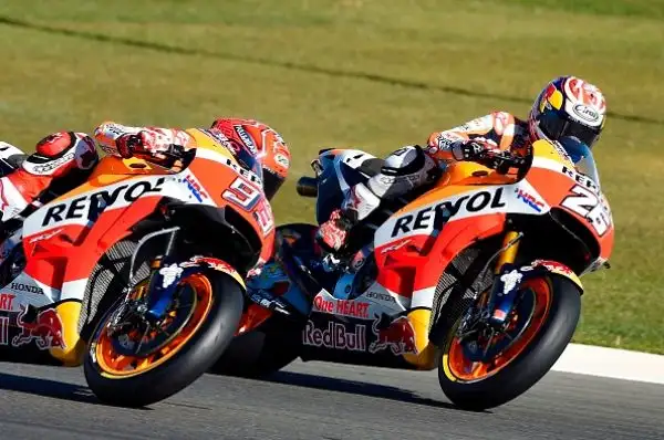 Marquez ha vinto per la sesta volta in carriera il Mondiale. Il centauro della Honda, al termine di una corsa pazzesca in cui rimane miracolosamente in piedi dopo una scivolata, chiude al terzo posto.
