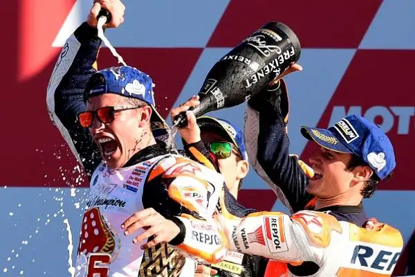 Marquez ha vinto per la sesta volta in carriera il Mondiale. Il centauro della Honda, al termine di una corsa pazzesca in cui rimane miracolosamente in piedi dopo una scivolata, chiude al terzo posto.