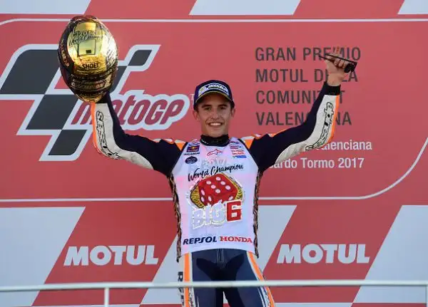 Marquez ha vinto per la sesta volta in carriera il Mondiale. Il centauro della Honda, al termine di una corsa pazzesca in cui rimane miracolosamente in piedi dopo una scivolata, chiude al terzo posto.