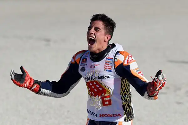 Marquez ha vinto per la sesta volta in carriera il Mondiale. Il centauro della Honda, al termine di una corsa pazzesca in cui rimane miracolosamente in piedi dopo una scivolata, chiude al terzo posto.