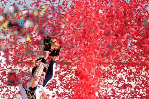 Marquez ha vinto per la sesta volta in carriera il Mondiale. Il centauro della Honda, al termine di una corsa pazzesca in cui rimane miracolosamente in piedi dopo una scivolata, chiude al terzo posto.