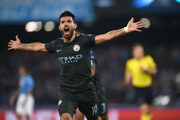Il Napoli tiene testa alla corazzata Manchester City, ma deve arrendersi alla superiore classe e alla fisicità della squadra di Guardiola, che resta a punteggio pieno e vola agli ottavi di Champions.