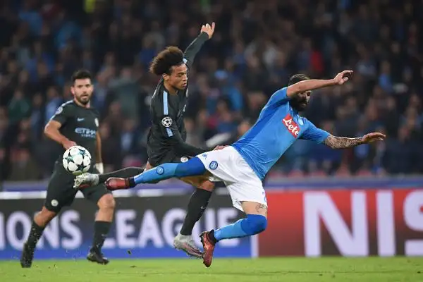 Il Napoli tiene testa alla corazzata Manchester City, ma deve arrendersi alla superiore classe e alla fisicità della squadra di Guardiola, che resta a punteggio pieno e vola agli ottavi di Champions.