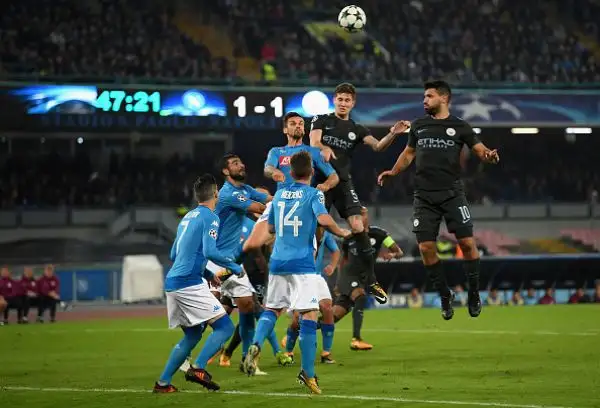 Il Napoli tiene testa alla corazzata Manchester City, ma deve arrendersi alla superiore classe e alla fisicità della squadra di Guardiola, che resta a punteggio pieno e vola agli ottavi di Champions.