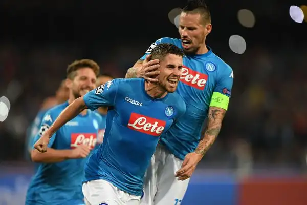 Il Napoli tiene testa alla corazzata Manchester City, ma deve arrendersi alla superiore classe e alla fisicità della squadra di Guardiola, che resta a punteggio pieno e vola agli ottavi di Champions.