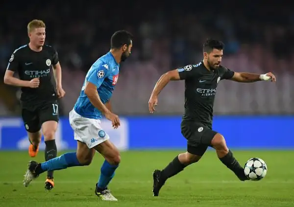 Il Napoli tiene testa alla corazzata Manchester City, ma deve arrendersi alla superiore classe e alla fisicità della squadra di Guardiola, che resta a punteggio pieno e vola agli ottavi di Champions.
