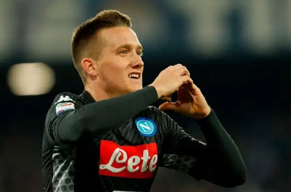 Nel primo tempo Insigne sblocca il risultato con un bel colpo sotto a superare Donnarumma, nella ripresa Zielinski raddoppia su assist di Mertens. Nel finale Romagnoli pesca il jolly da fuori area ma 