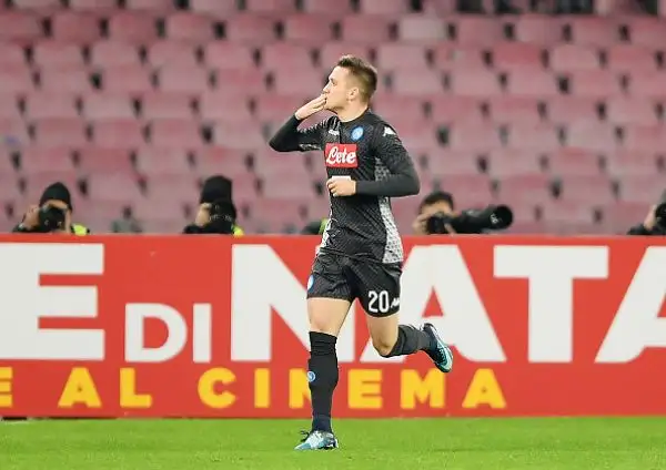 Nel primo tempo Insigne sblocca il risultato con un bel colpo sotto a superare Donnarumma, nella ripresa Zielinski raddoppia su assist di Mertens. Nel finale Romagnoli pesca il jolly da fuori area ma 