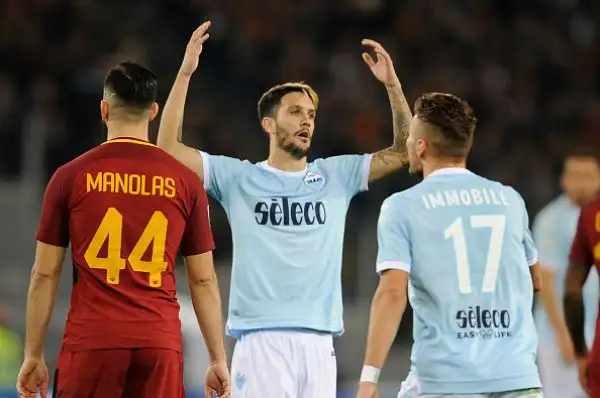 Dopo un primo tempo nervoso, nella ripresa la Roma sblocca il risultato con un rigore di Perotti e trova subito il raddoppio, con Nainggolan. Ai biancoelesti non basta un rigore di Immobile per riequi