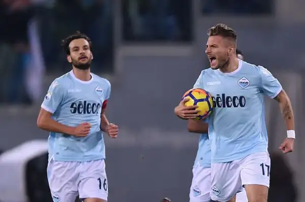 Dopo un primo tempo nervoso, nella ripresa la Roma sblocca il risultato con un rigore di Perotti e trova subito il raddoppio, con Nainggolan. Ai biancoelesti non basta un rigore di Immobile per riequi