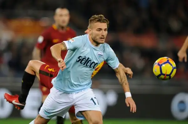Dopo un primo tempo nervoso, nella ripresa la Roma sblocca il risultato con un rigore di Perotti e trova subito il raddoppio, con Nainggolan. Ai biancoelesti non basta un rigore di Immobile per riequi